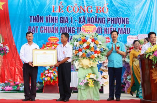 7. Đồng chí Lê Xuân Thu  TUV, Bí thư Huyện ủy, Chủ tịch HĐND huyện trao Quyết định công nhận thôn đạt chuẩn thôn NTM kiểu mẫu..jpg