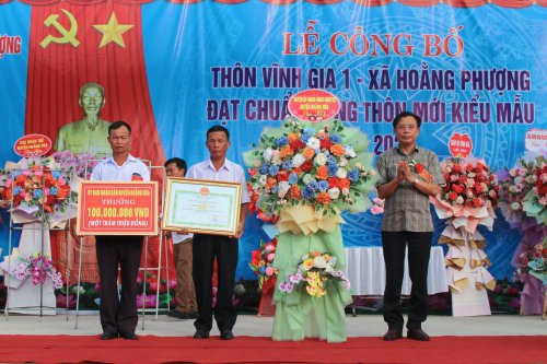 8. Đồng chí Lê Văn Phúc  TVHU, Phó Chủ tịch UBND huyện đã trao Quyết định danh hiệu thôn kiểu mẫu và phần thưởng của UBND huyện..jpg