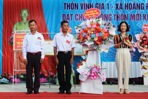 9. Đồng chí Hoàng Thị Định - Chủ tịch Hội LHPN huyện đại diện MTTQ và các đoàn thể huyện trao hoa chúc mừng thôn Vĩnh Gia 1..jpg